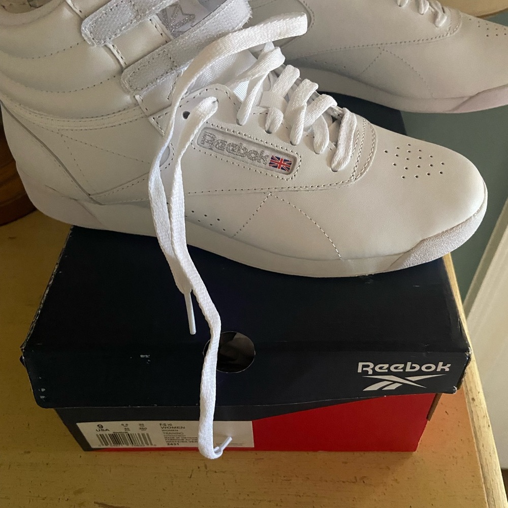 NIB Womens Reebok Hi-tops with Velcro straps! Never even removed the tissue!